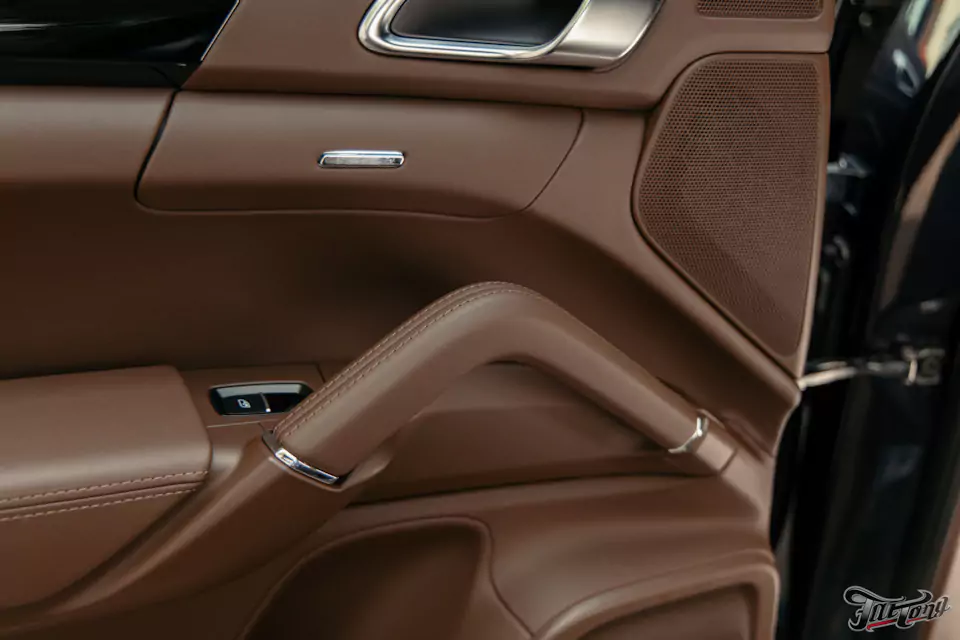Частичный пошив салона Porsche Cayenne в кожу, полировка и керамика кузова